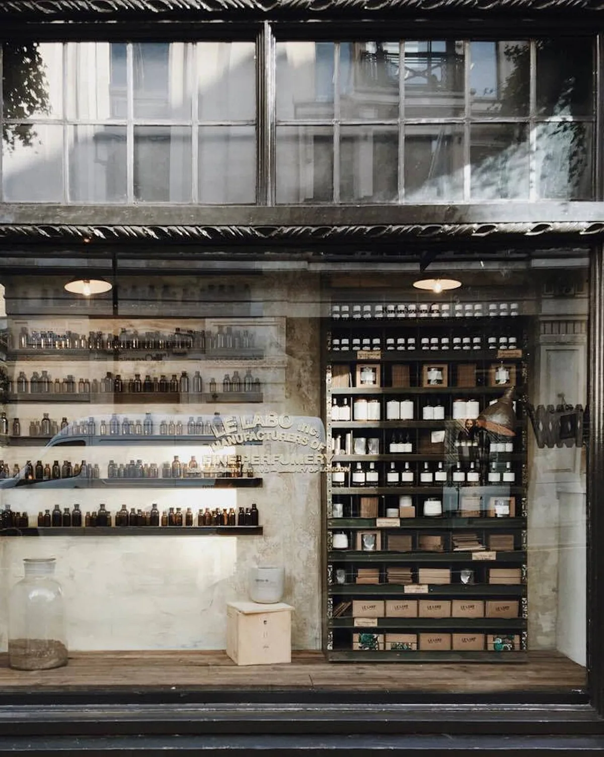 Etalage van een oude parfumerie met flacons in de kast