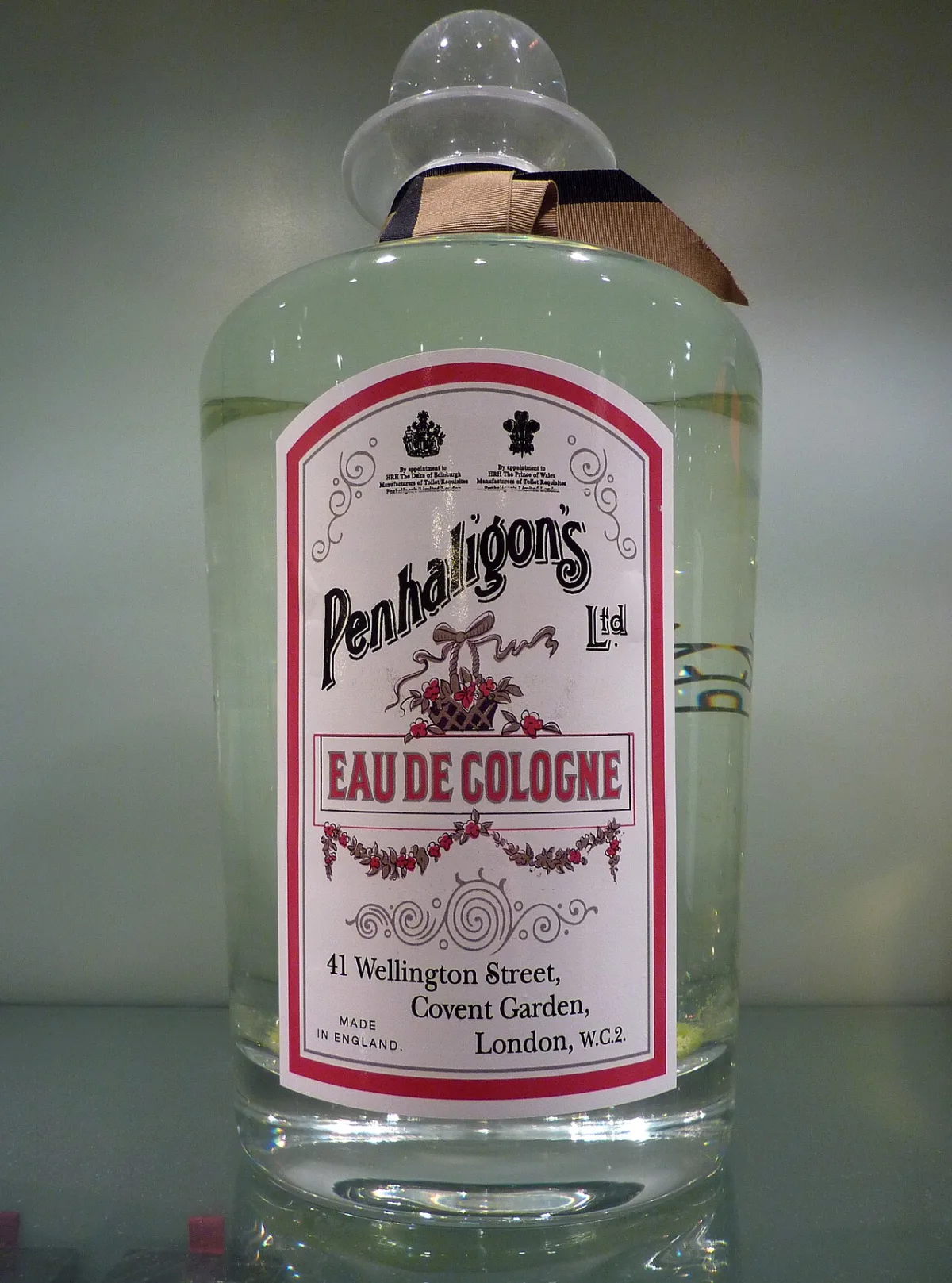 Fles eau de cologne met een klassiek etiket