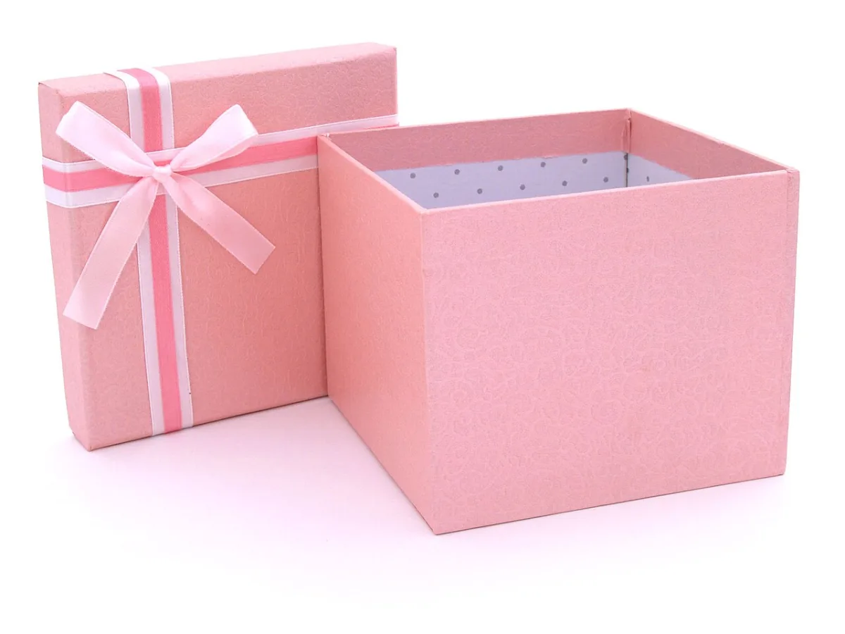Geopende cadeauverpakking met strik